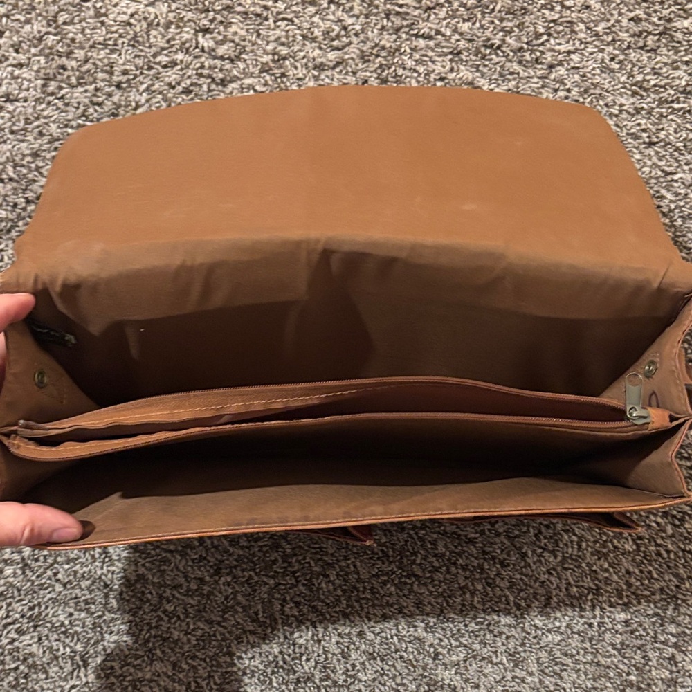 Classic Brown Leather Messenger Bag - Picture 4 of 12